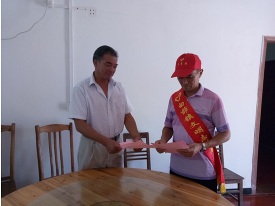 白茆镇浃南村开展文明餐桌宣传活动.png